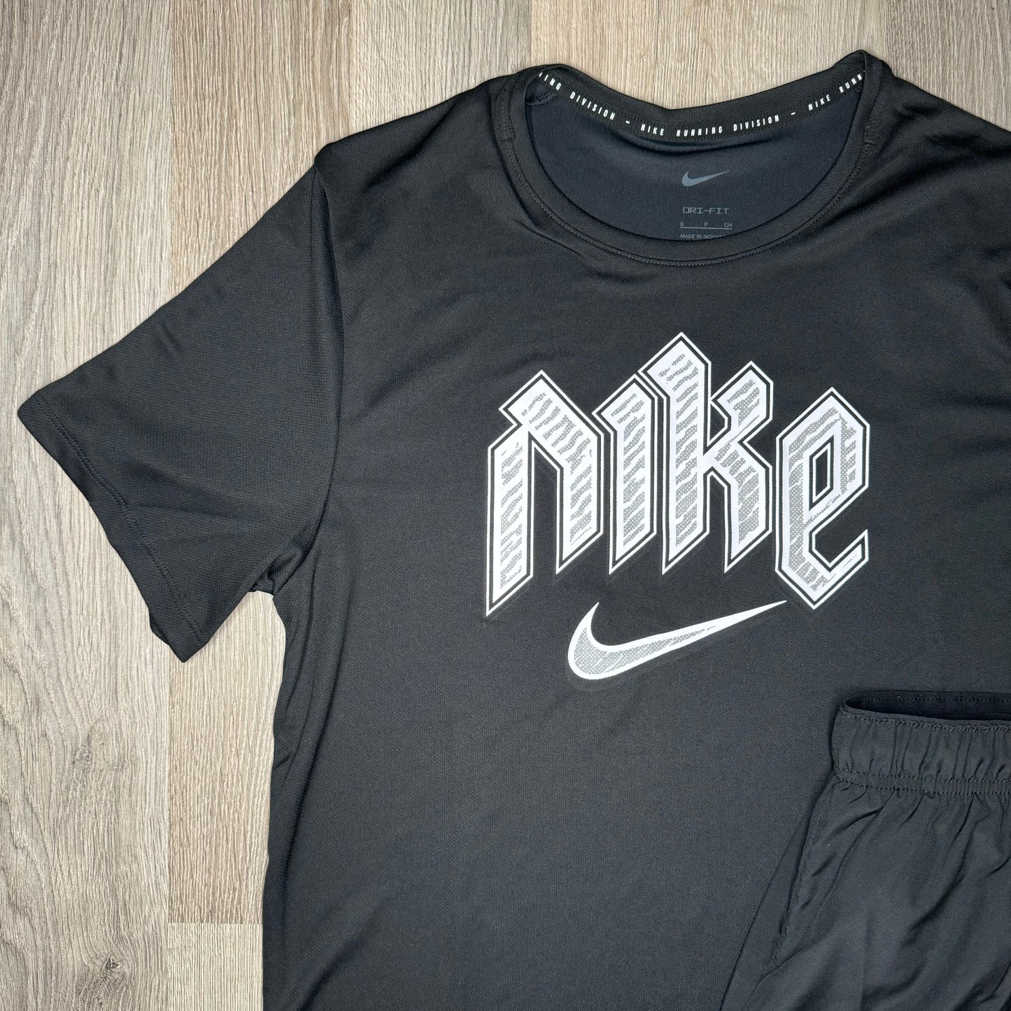 Nike Run Division Miler / Challenger Set - Tee & Shorts - Black