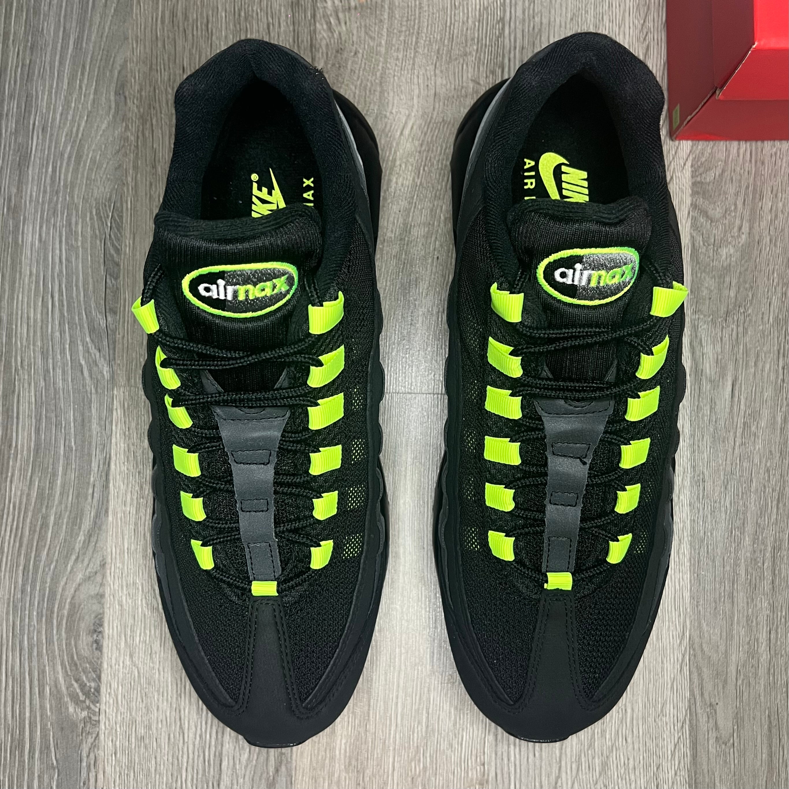 Air max outlet 95 neon outfit