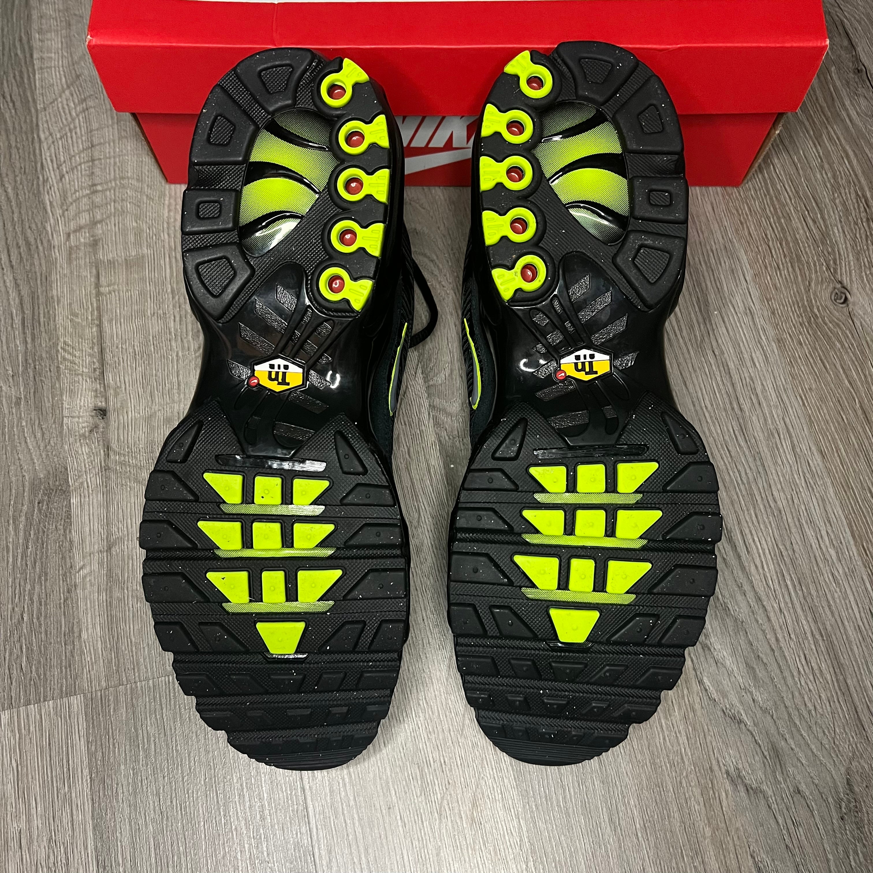 Nike air max hot sale plus black volt