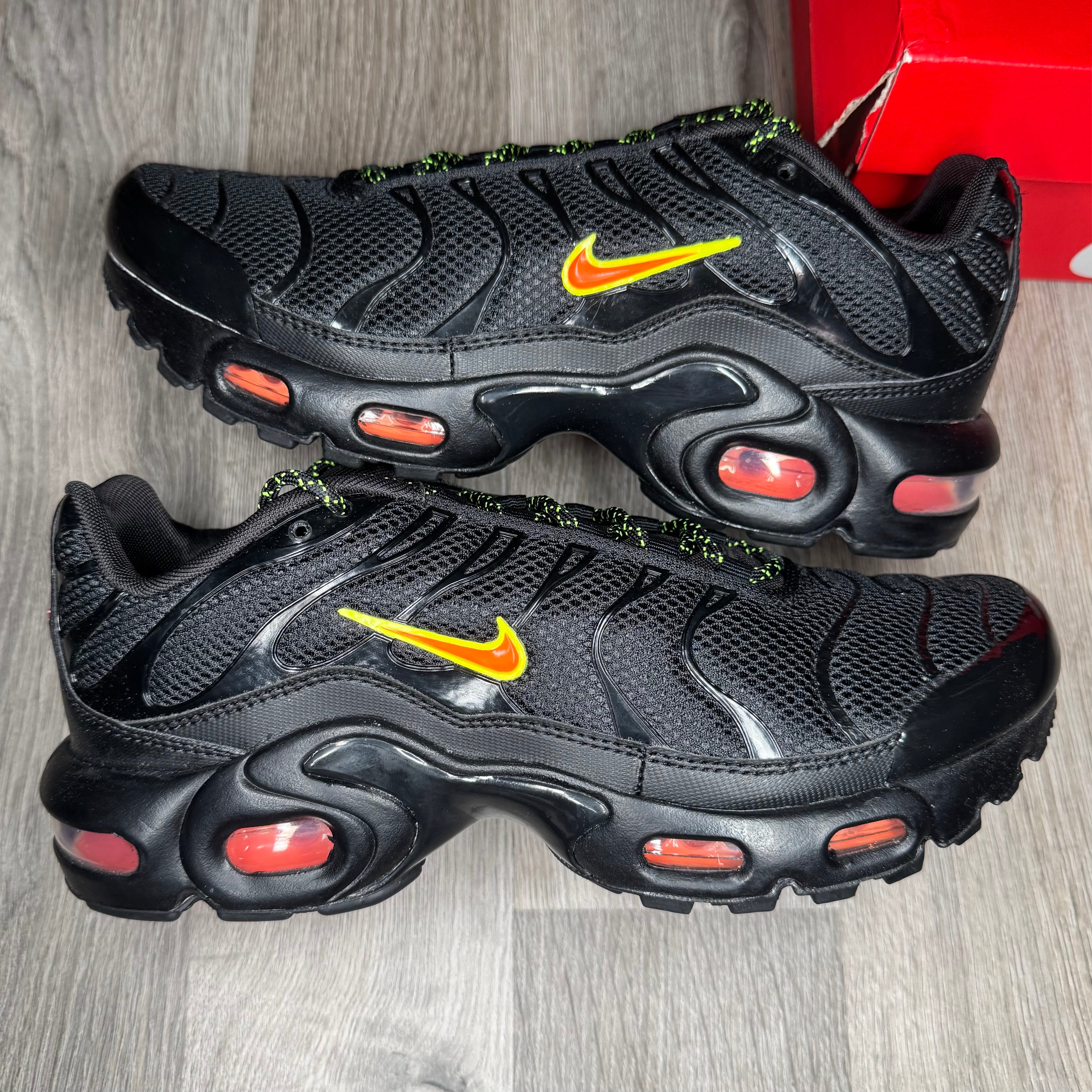 Nike Air Max Plus Black Volt Hyper Crimson Junior