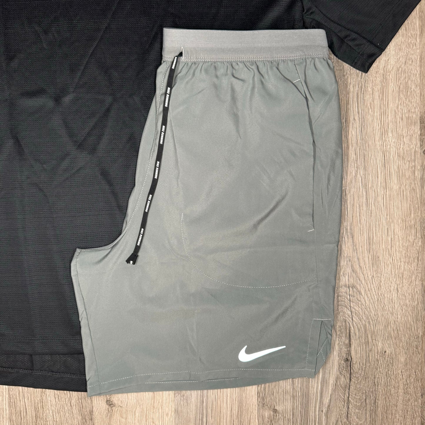 Nike Miler & Flex Stride - Tee & Shorts - Black / Grey